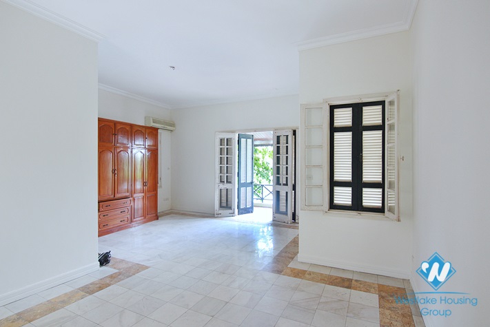Lake view house for rent in Quang An street, Tay Ho district